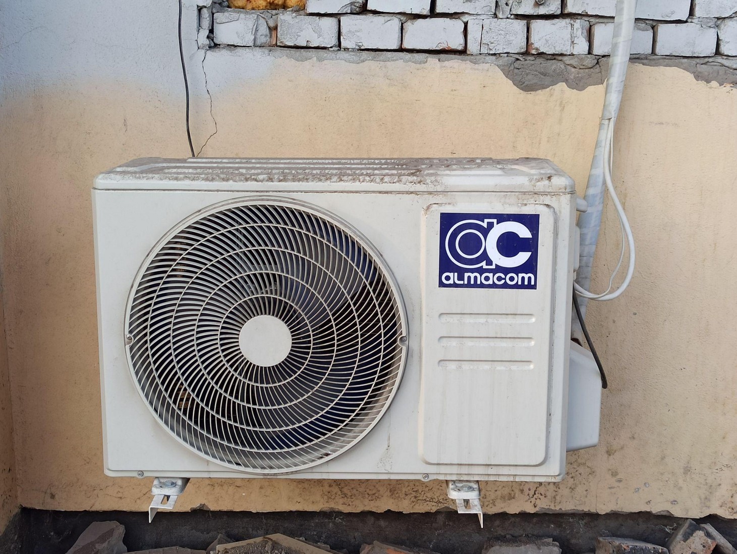 Home air conditioning condenser with proper airflow clearance